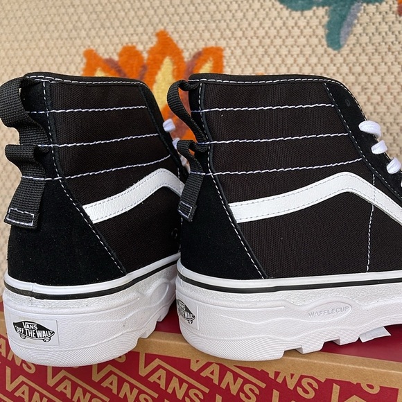 Vans WMNS Sentry Sk8-Hi
Black/White
VN0A5KY5BA2
Sneakers - Picture 14 of 16